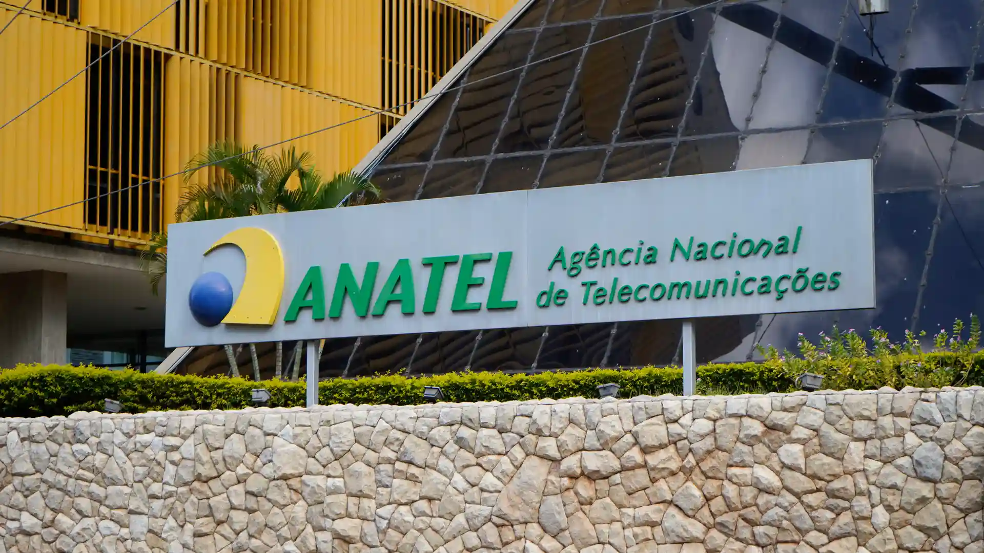 Foto de uma fachada da Anatel.