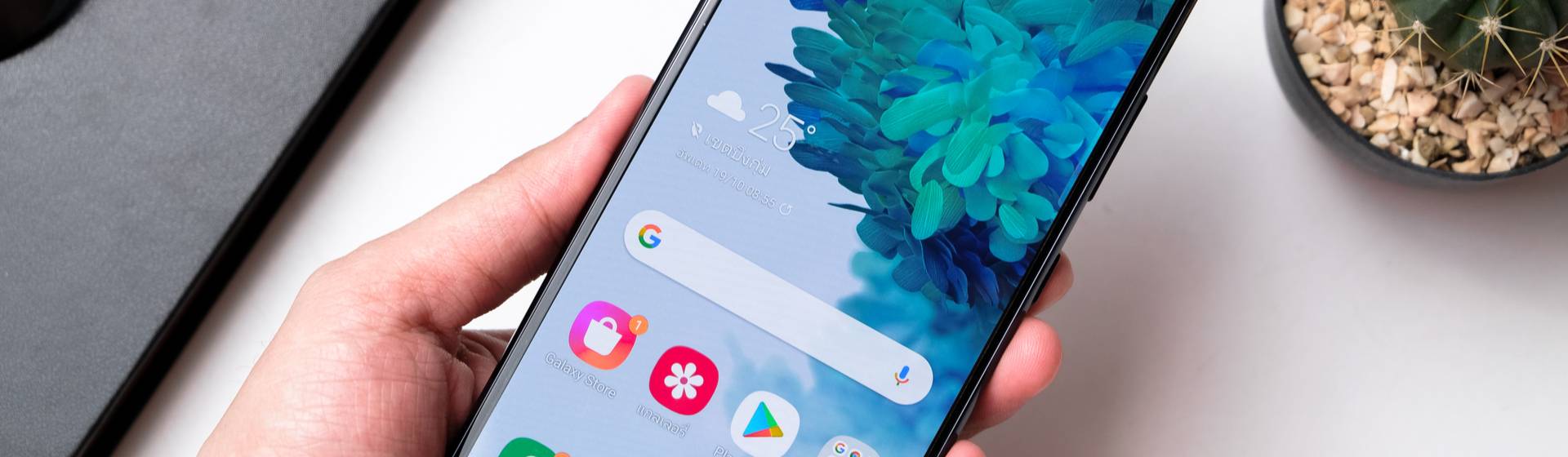 Mão segurando o Galaxy S20 FE, celular com 6GB de RAM