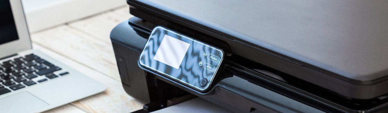 Impressora Epson Ecotank preta em close