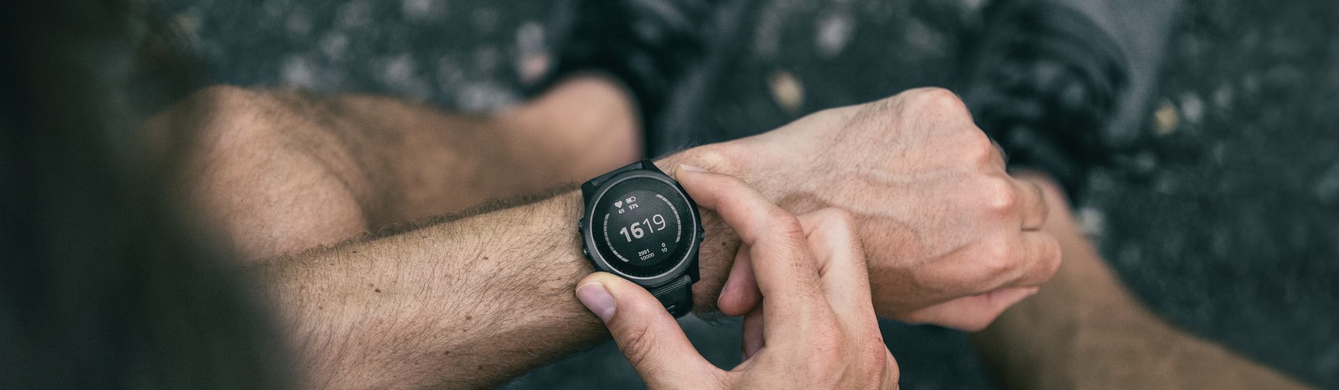 Smartwatch em pulso de homem que vai praticar atividade física
