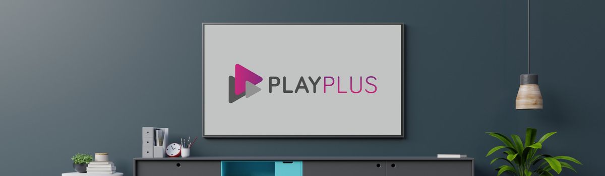 Logo do aplicativo PlayPlus em fundo cinza aberto na tela de uma televisão instalada em parede azul