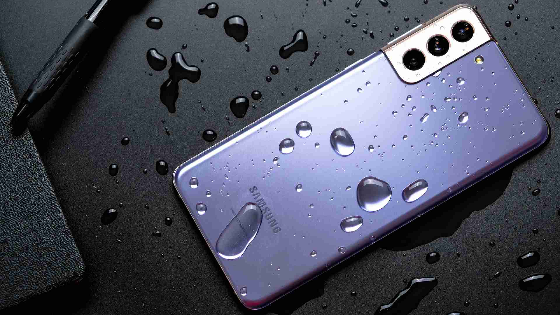 Celular Samsung S21 molhado em cima de mesa preta