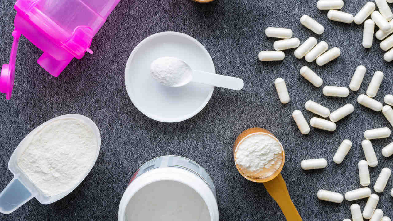 Conjunto de suplementos alimentares dispostos sobre mesa