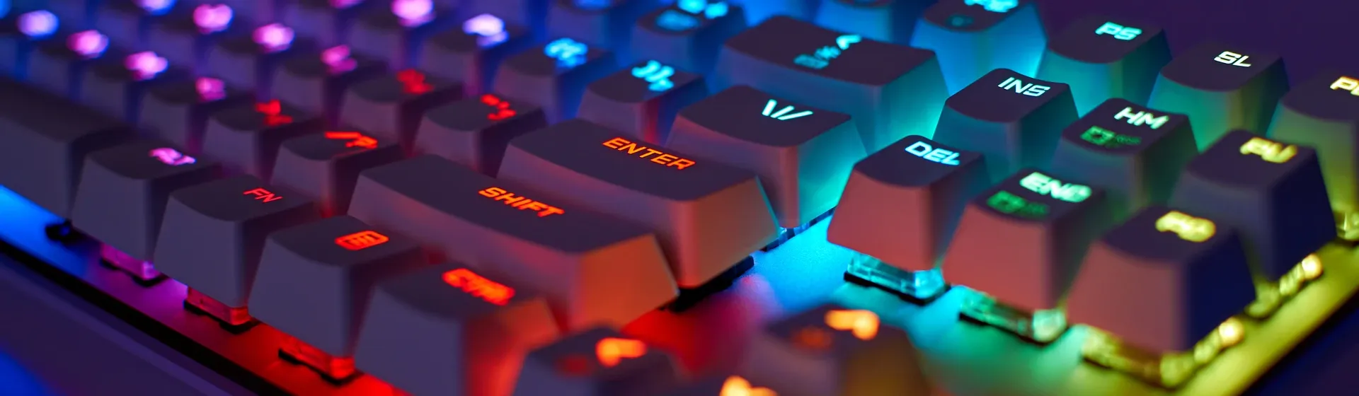 Um teclado preto em ambiente pouco iluminado visto de lado, cujas teclas têm iluminação multicolorida sob elas
