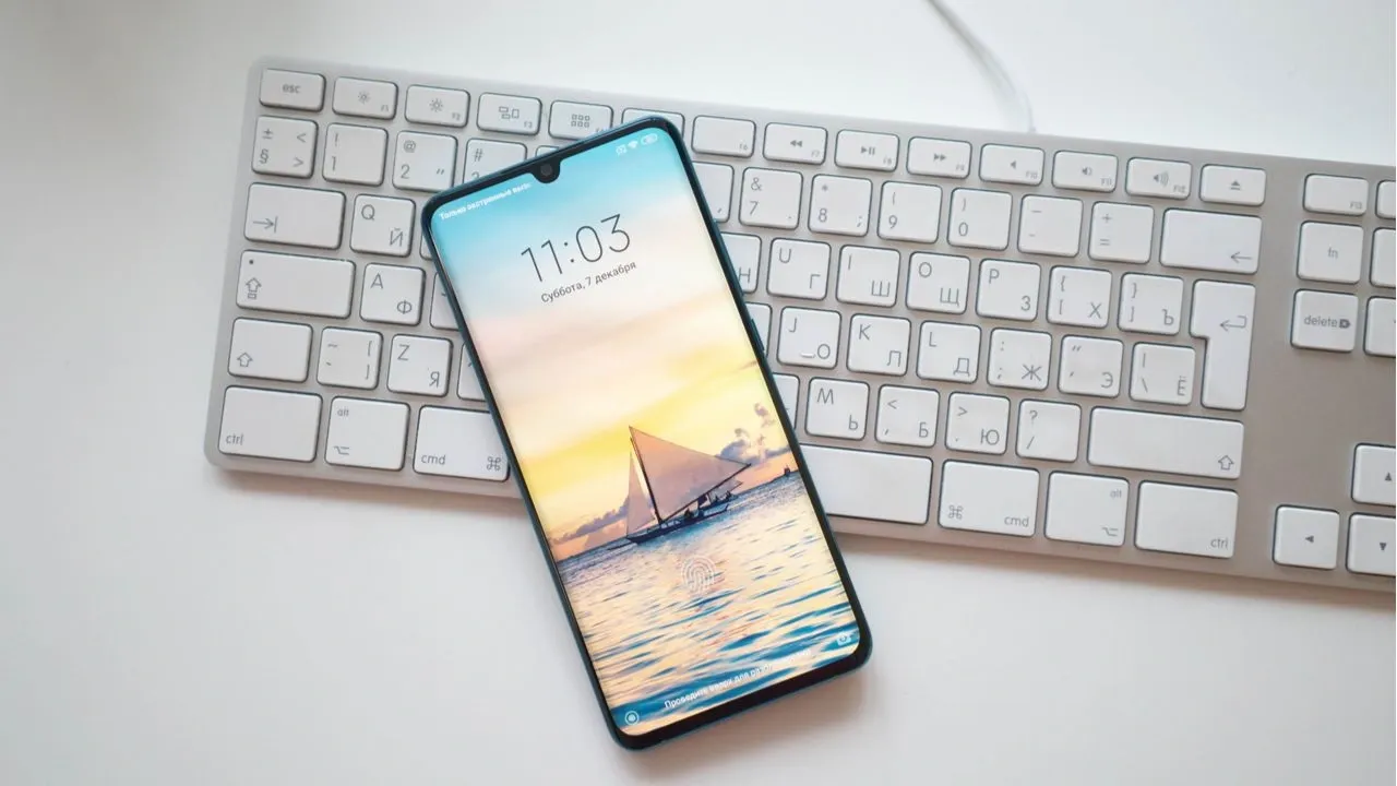 celular xiaomi em cima de um teclado