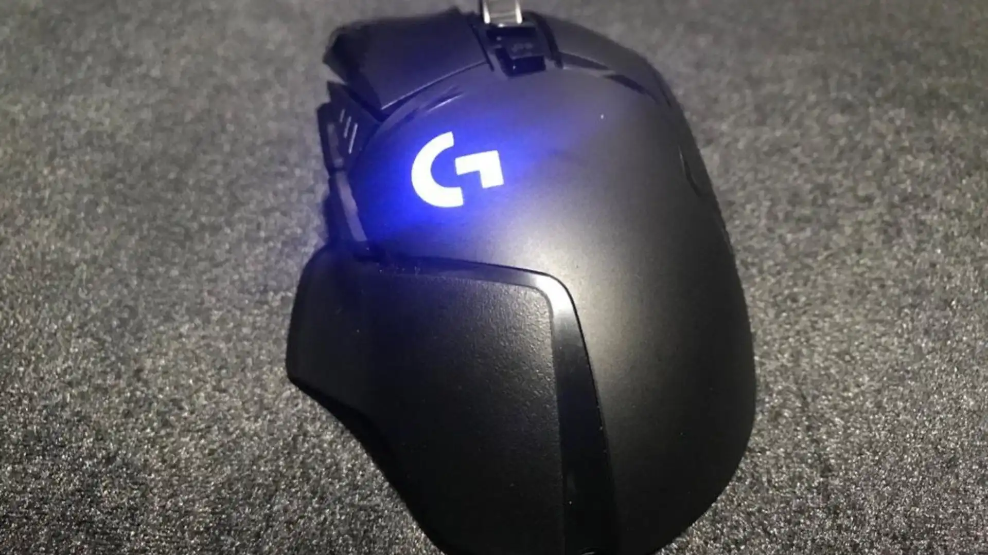 Mouse gamer Logitech G502 Lightspeed preto com logo no corpo do mouse com iluminação RGB azul
