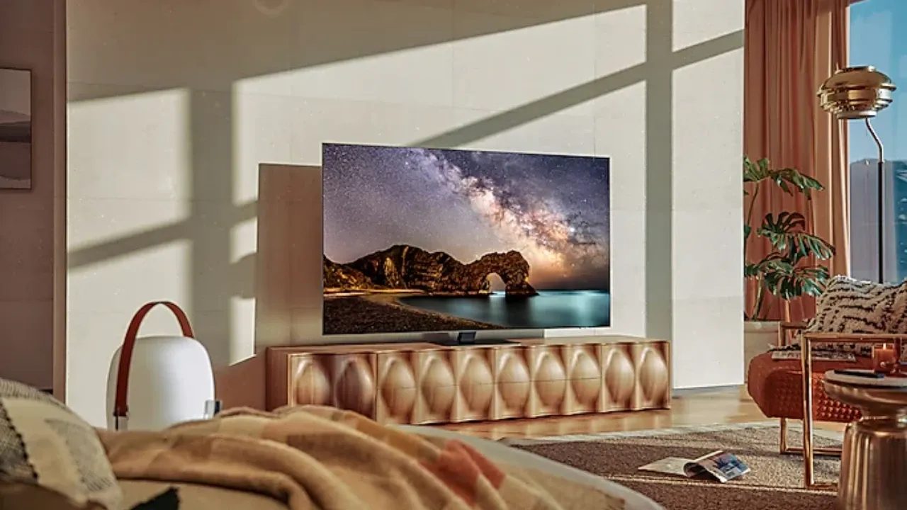 TV Samsung QN85A sobre rack dourado em sala de estar luxuosa