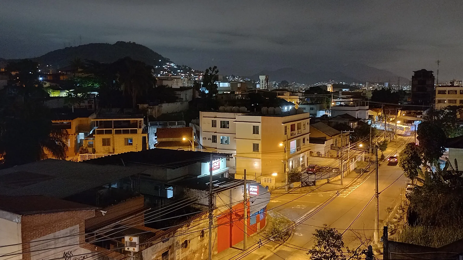 Foto de bairro de cidade tirada à noite com o Galaxy A32 sem modo noturno