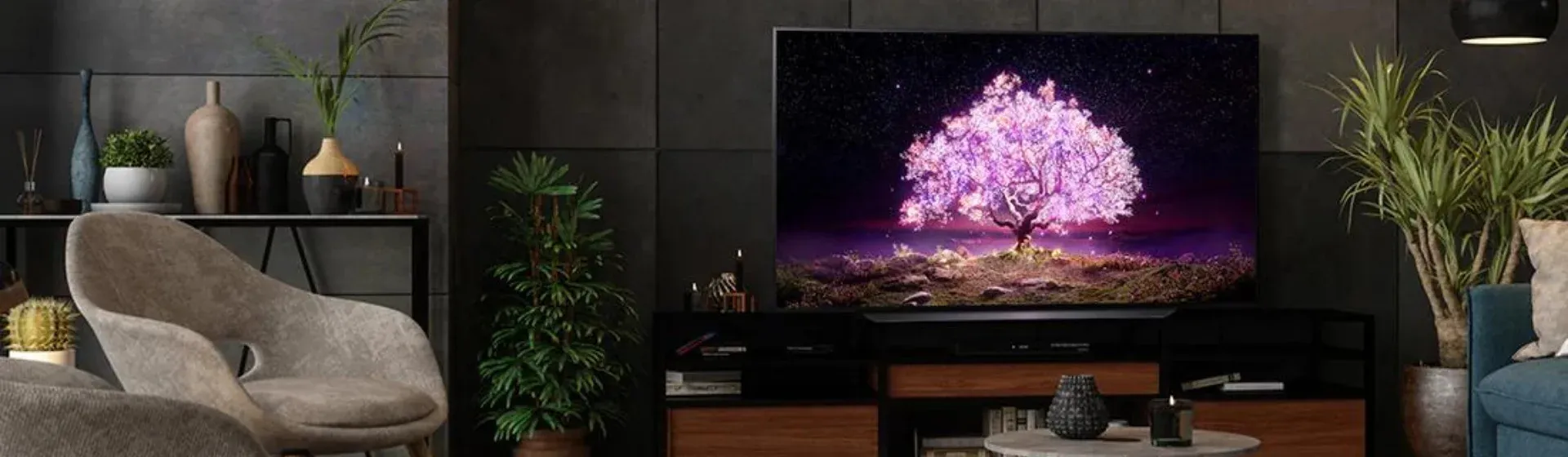 TV LG OLED C1 em rack de madeira em sala de estar luxuosa