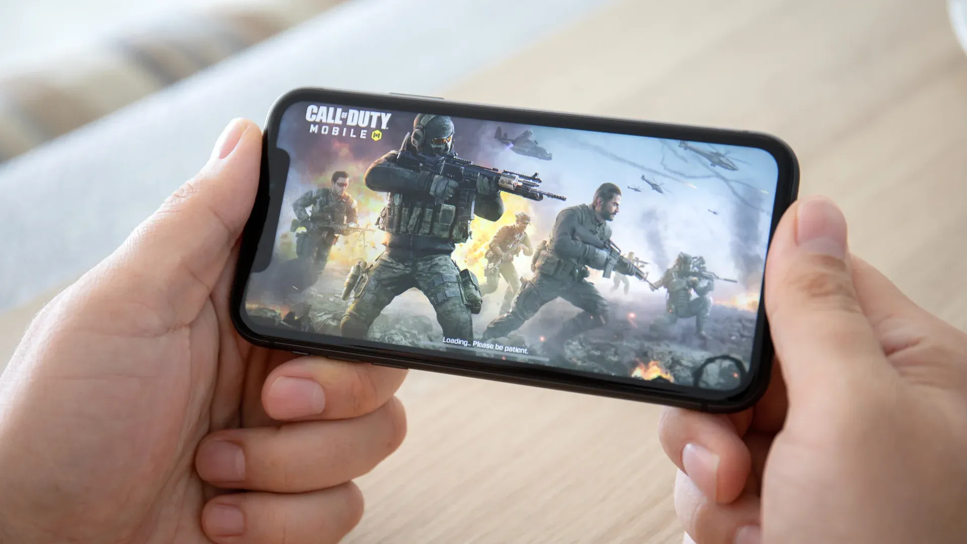 Homem joga Call Of Duty em seu iPhone 11 preto