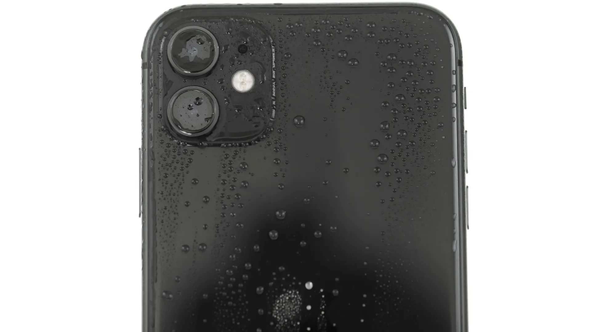Foto do iPhone 11 molhado.
