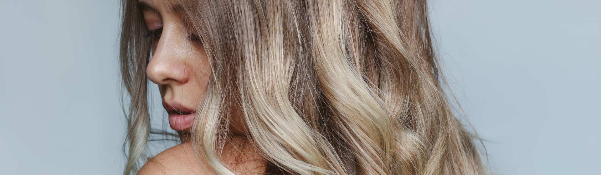 Capa do post: Luzes no cabelo: como tratar e recuperar os fios depois da descoloração?
