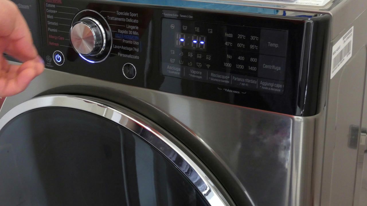 Close no painel de ajustes de uma máquina de lavar roupa front load com acabamento inox