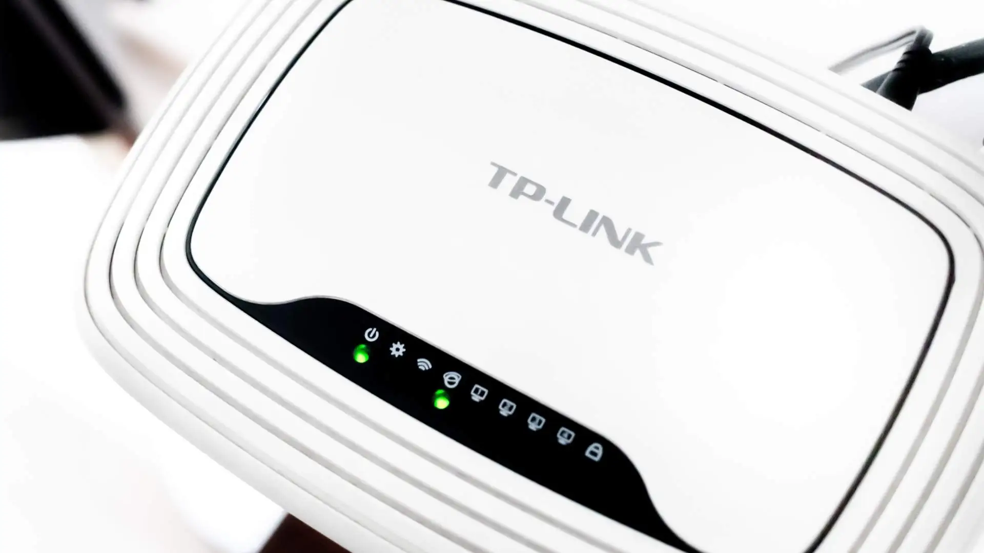 Roteador TP-Link branco com logo na cor cinza