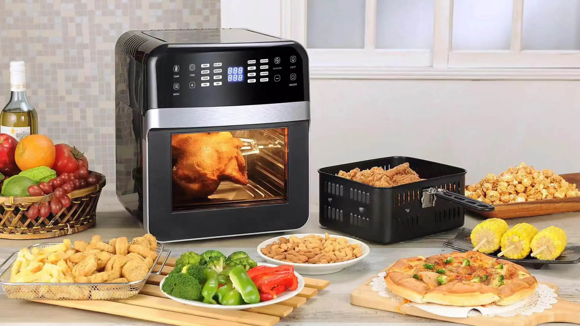 Forno air fryer com frango assado no interior apoiado em uma mesa posta, com diversas comidas