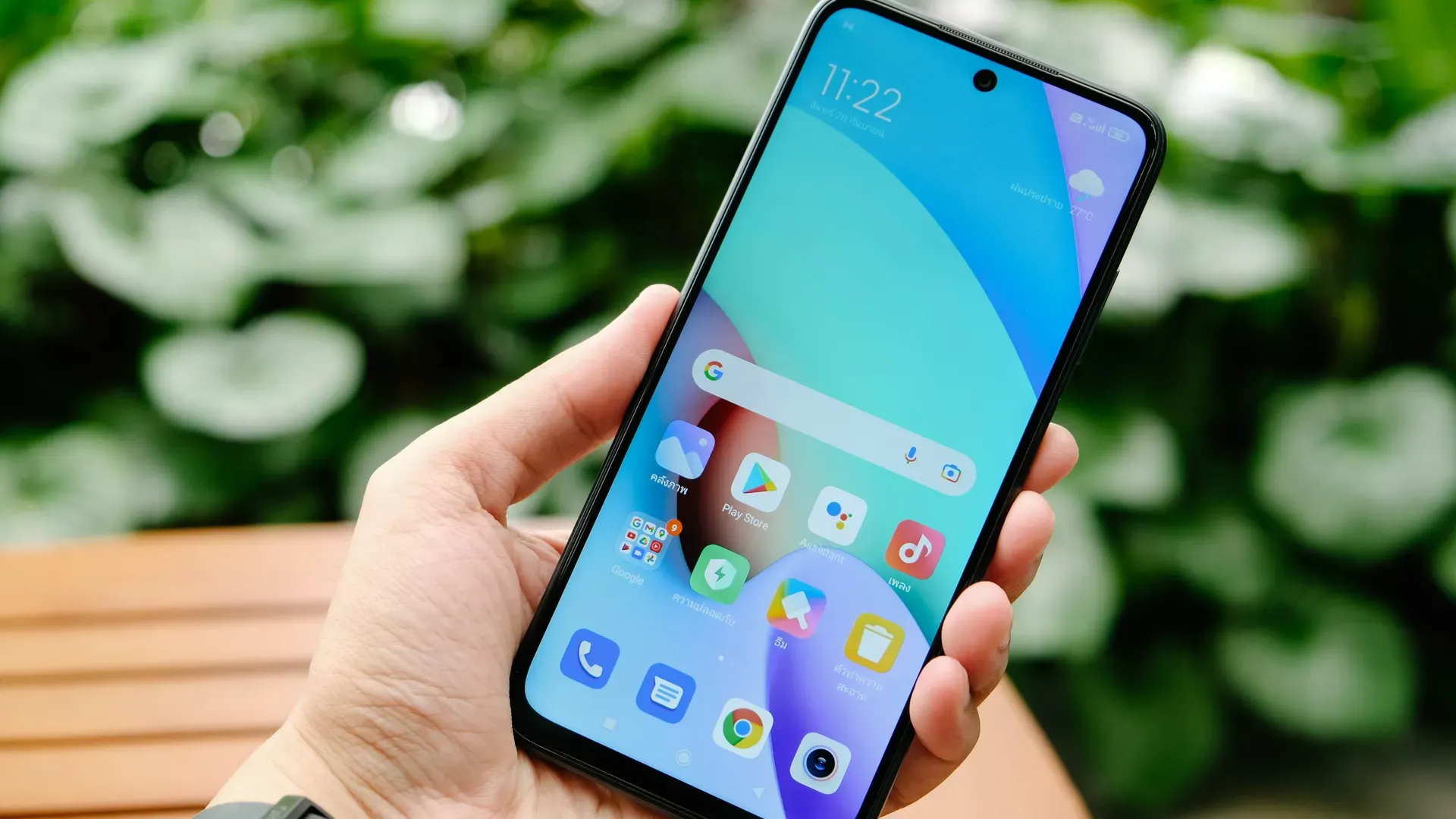 Pessoa segurando o Redmi Note 10 com a tela ligada