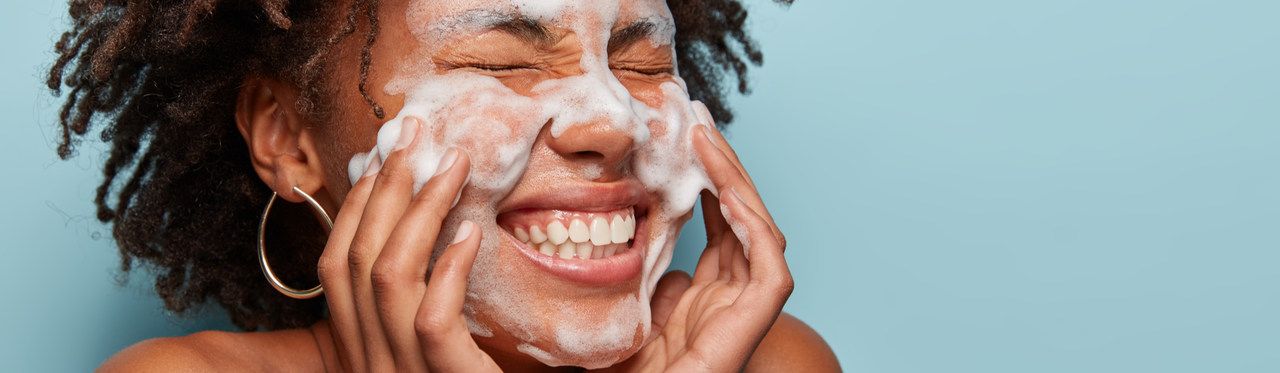 Como cuidar da pele do rosto? Dicas e produtos para o seu skincare