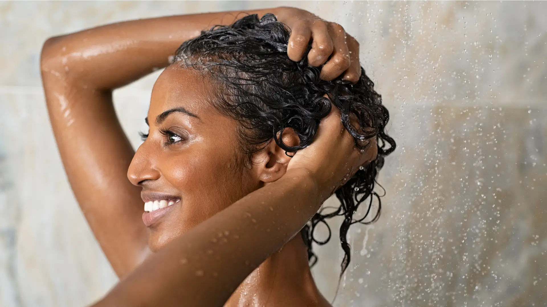 Mulher negra usando shampoo durante banho