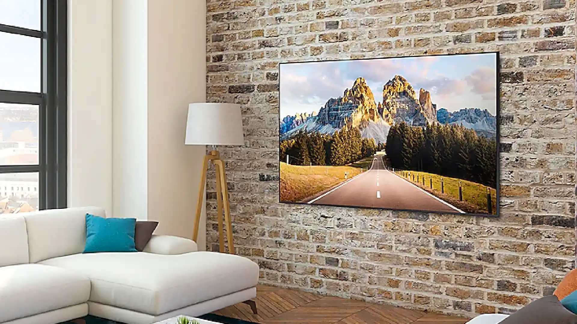 TV Samsung AU7700 presa a uma parede de tijolos em sala de estar