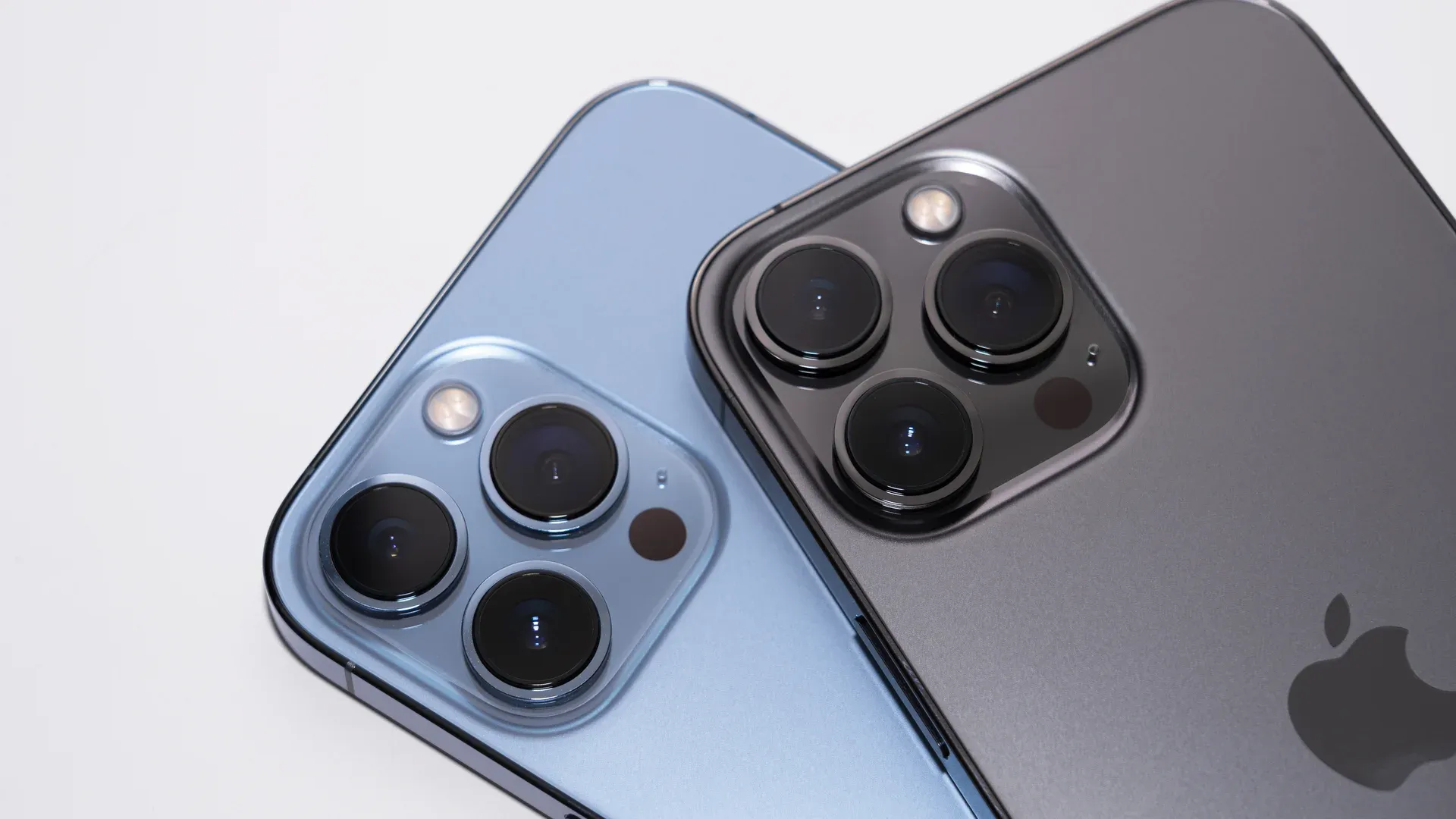 Dois modelos de iPhone 13 Pro Max nas cores cinza e azul