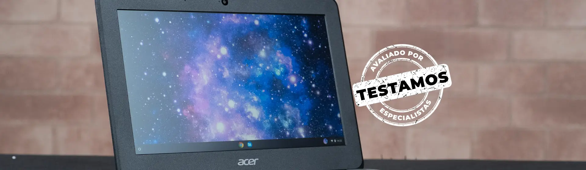 Tela do Acer Chromebook com selo branco ao lado com os dizeres "Testamos - Avaliado por especialistas"