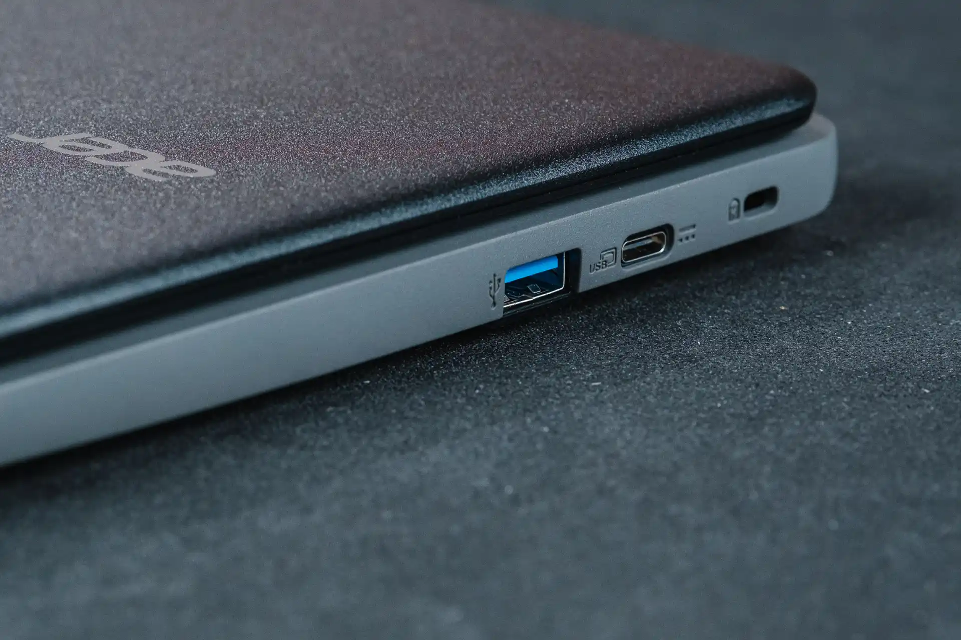 Foto da lateral do Acer Chromebook com foco nas portas USB