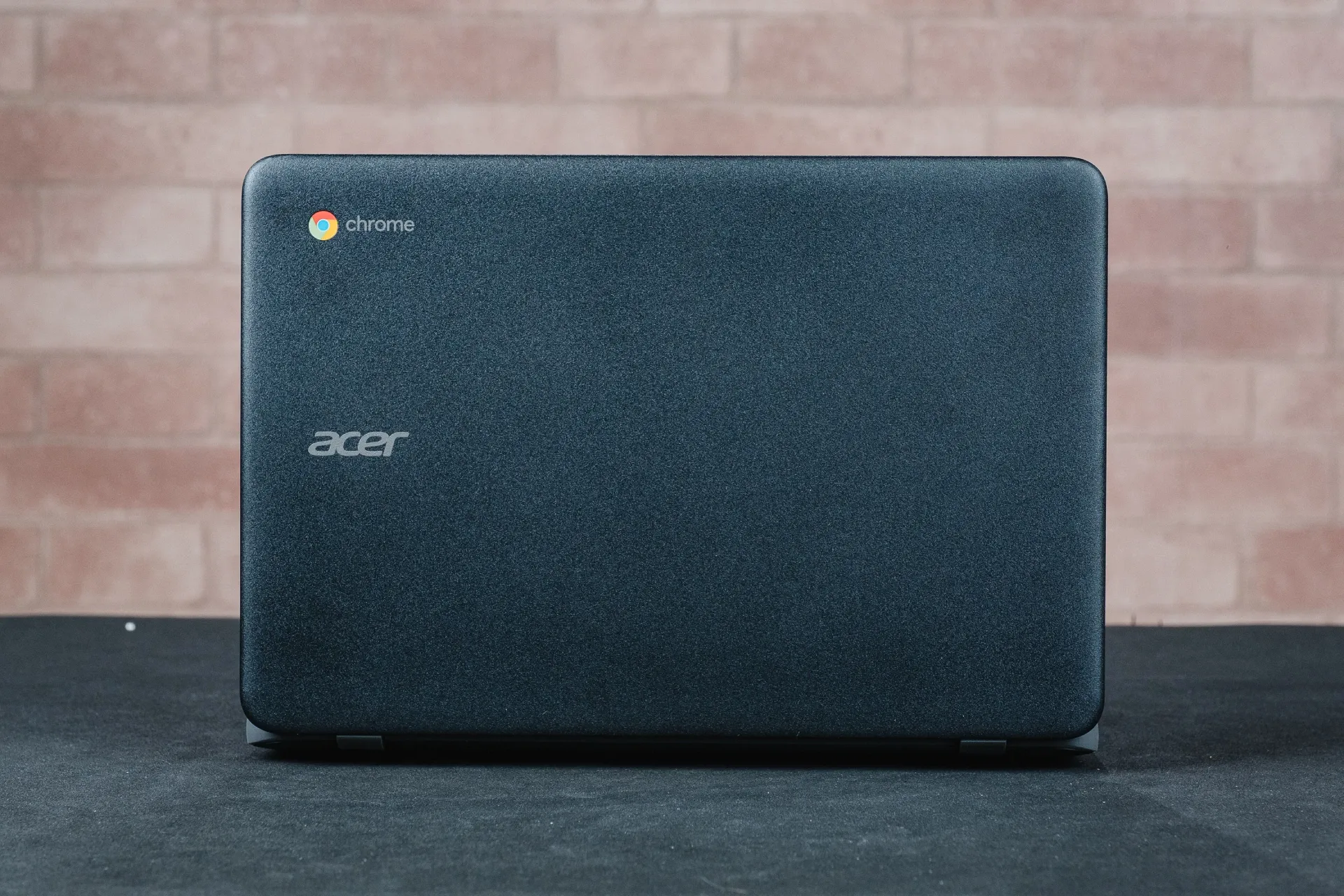 Tampa traseira do Acer Chromebook cinza, com logo do Google Chorme no canto superior esquerdo