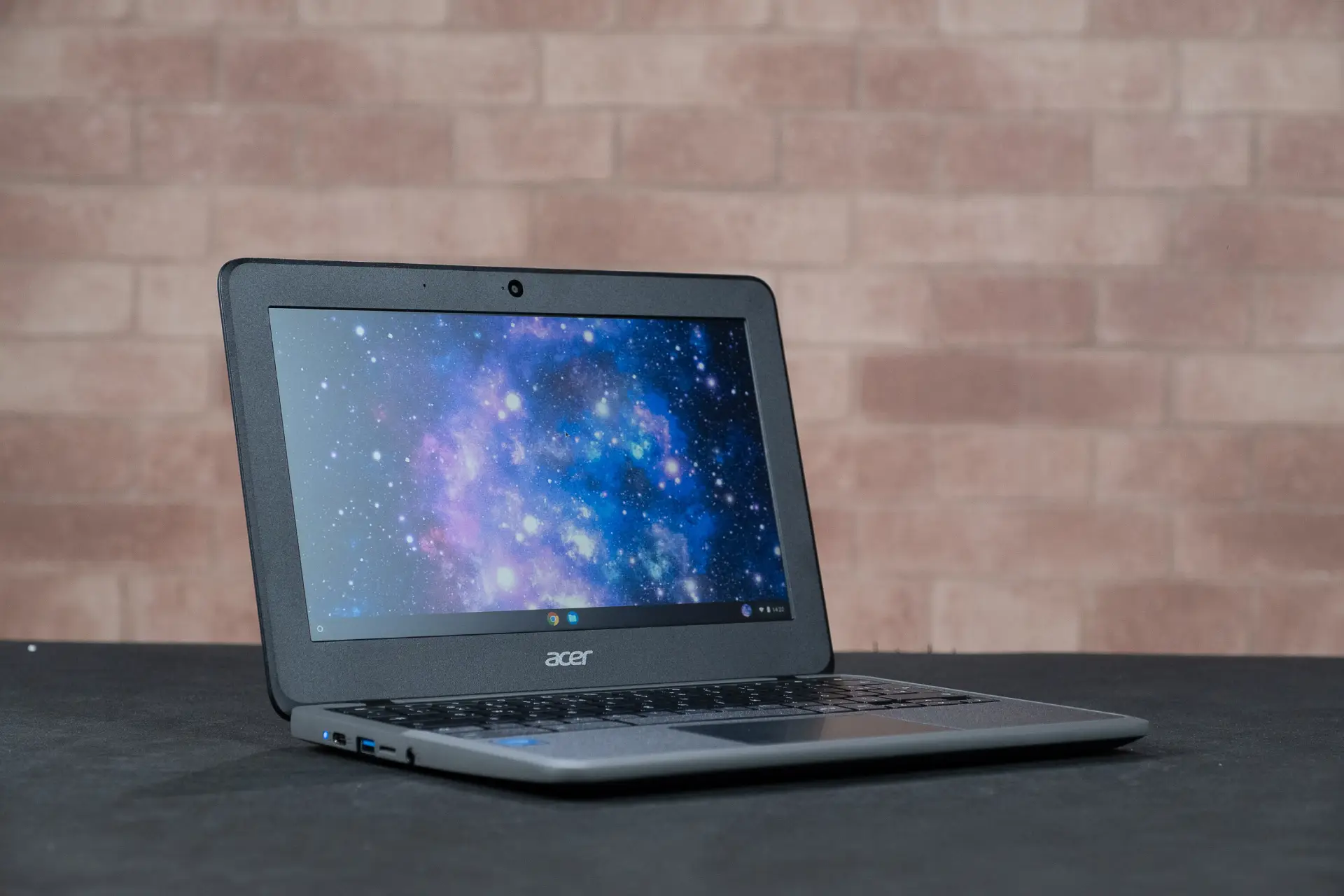 Foto da tela do Acer Chromebook mostrando um papel de parede espacial