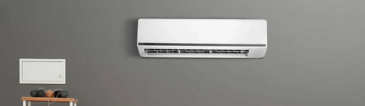 Ar-condicionado split branco em parede cinza