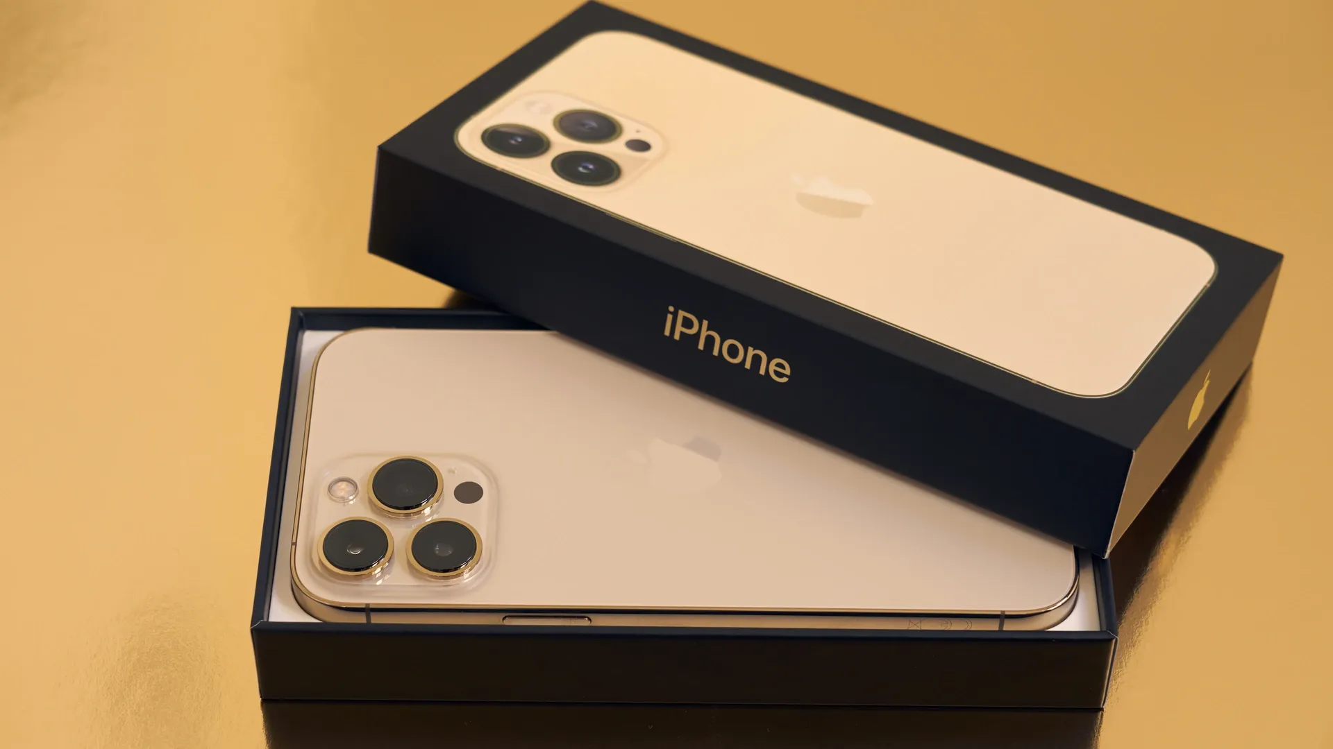 iPhone 13 Pro Max em cima da sua caixa
