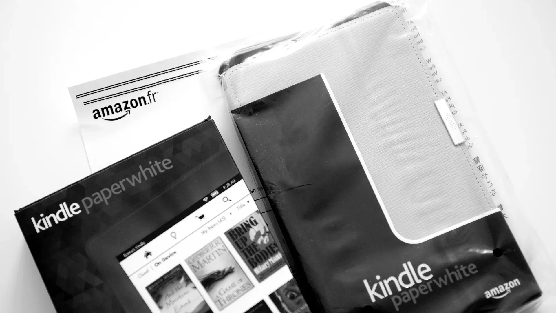 Kindle Paperwhite 2021 ao lado de caixa e capa