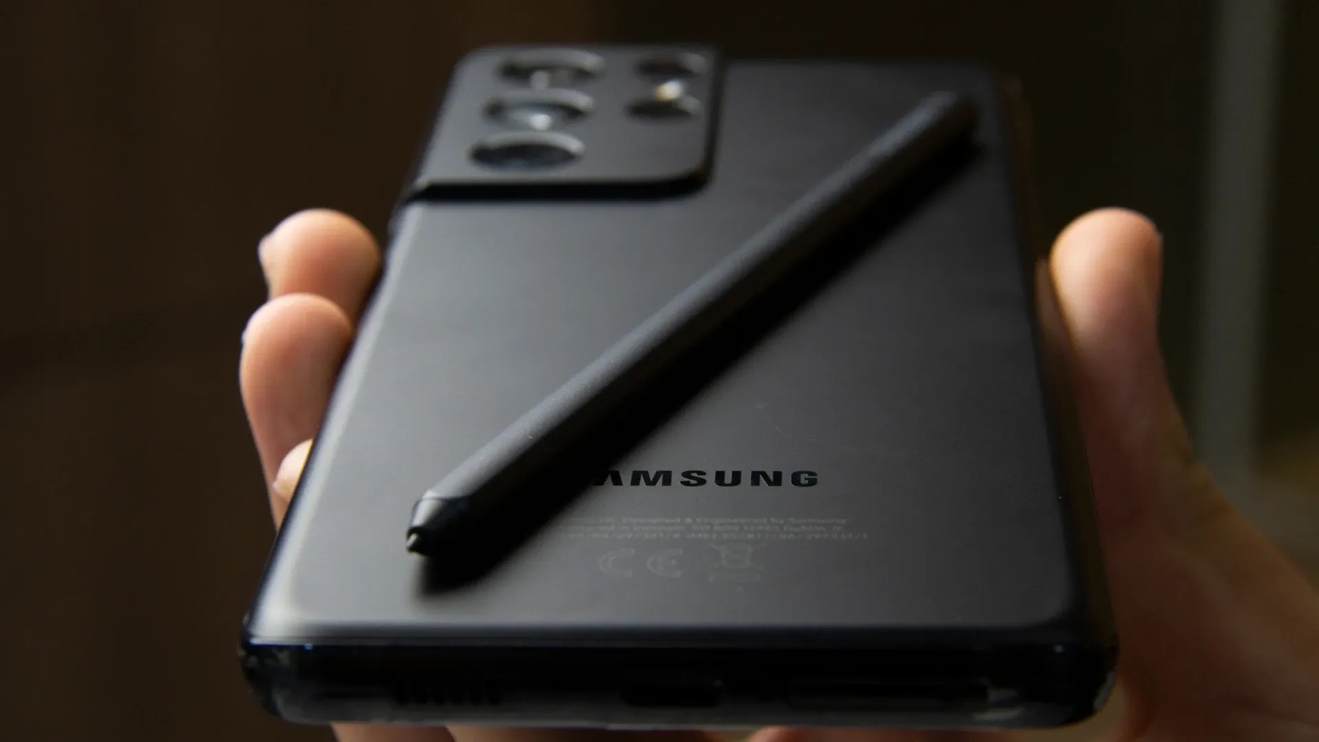 Galaxy S21 Ultra com a caneta S Pen