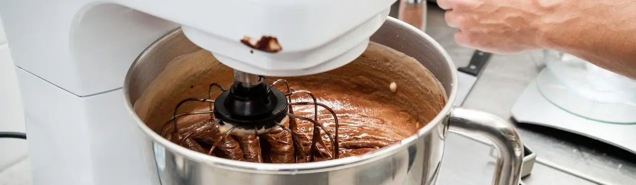 Batedeira planetária sendo usada para preparar uma receita de chocolate