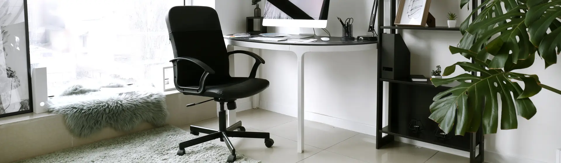 cadeira de escritório preta em escritório home office