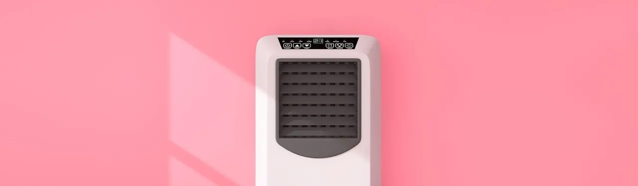 Climatizador de ar branco com o painel e a grade de ventilação pretos, em fundo rosa claro