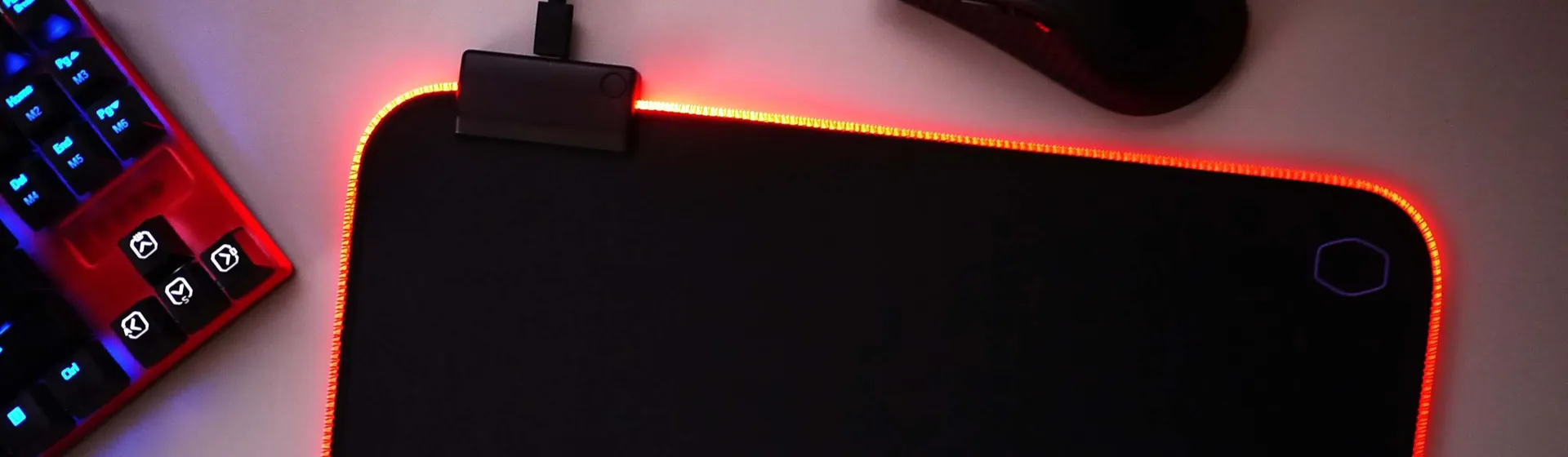 Mouse Pad RGB preto com laterais vermelhas