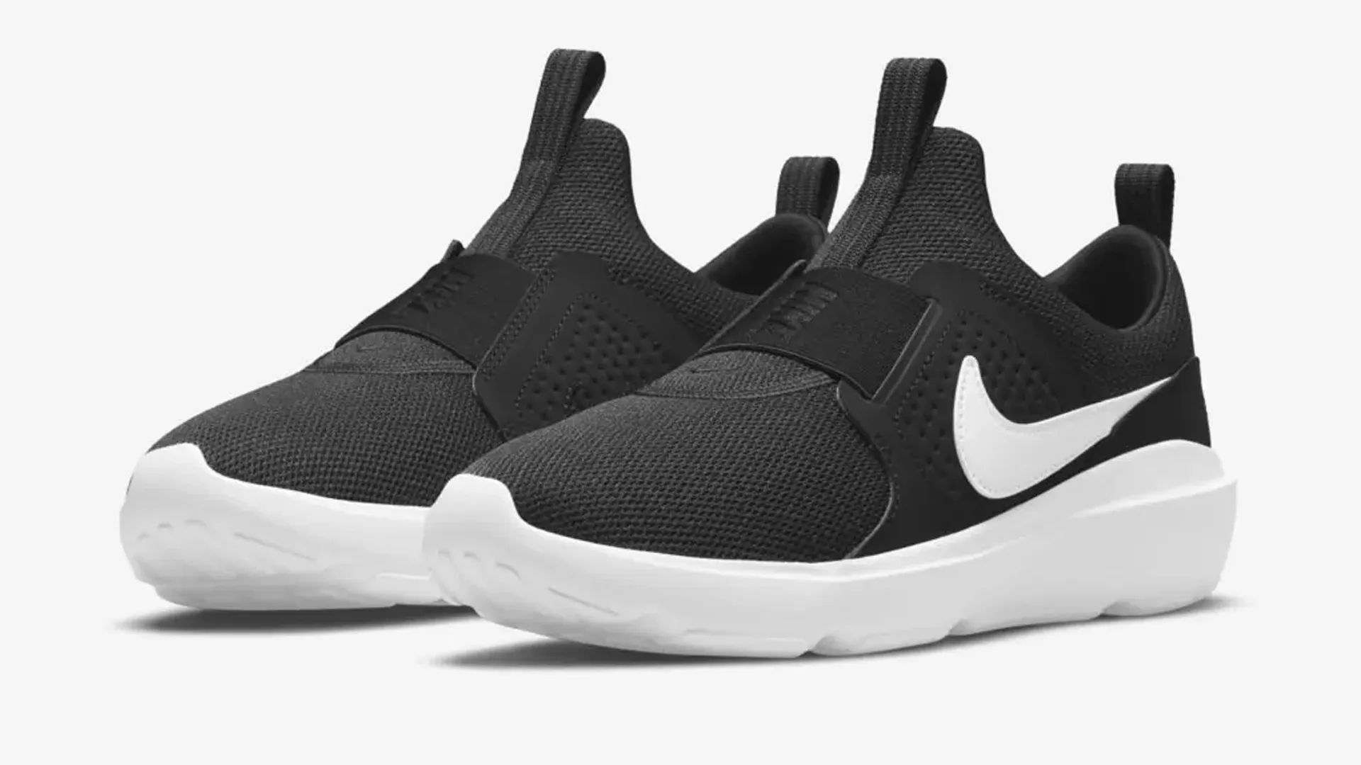 Tênis sem cadarço Nike AD Comfort na cor preta em destaque