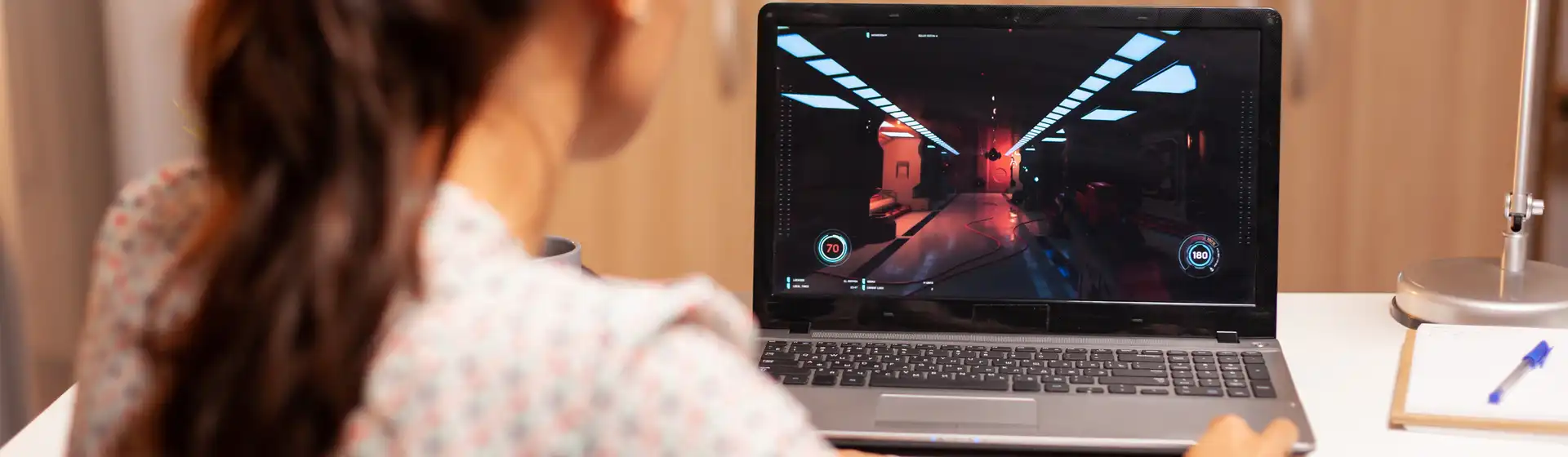 bebê menina pessoa jogo aprenda estudar notebook computador