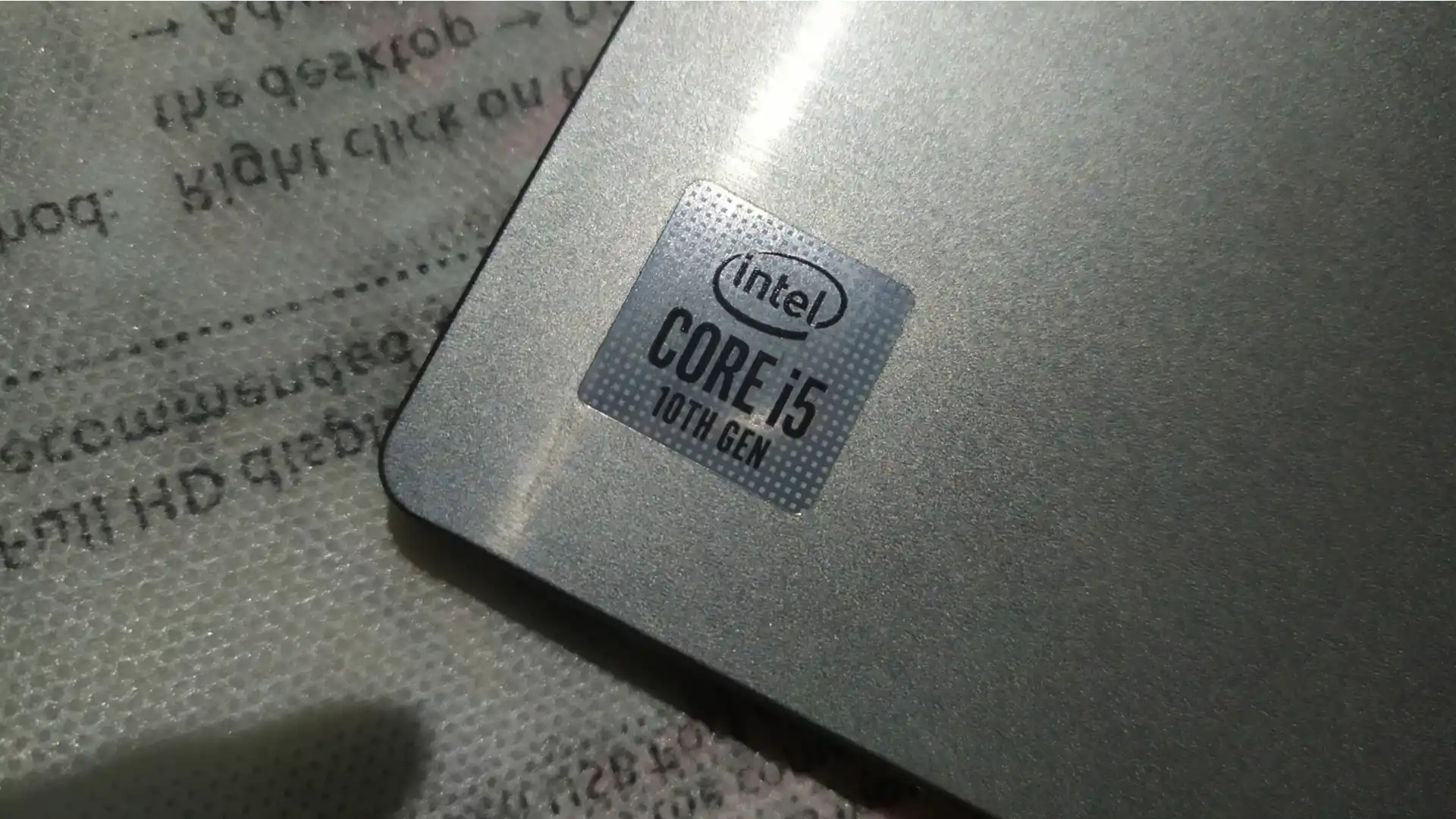 A imagem realça um adesivo colado em um notebook i5 que indica qual processador a máquina utiliza