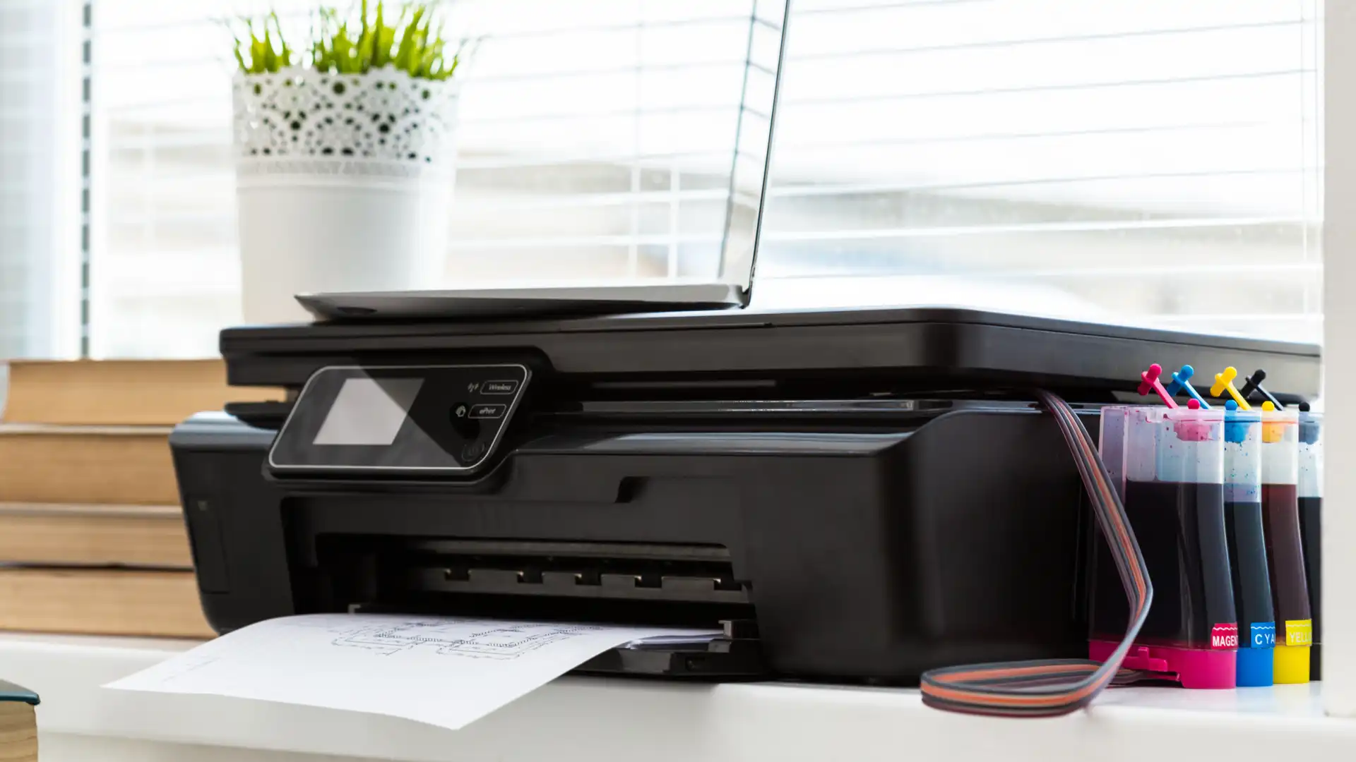 Impressora preta em cima de uma mesa