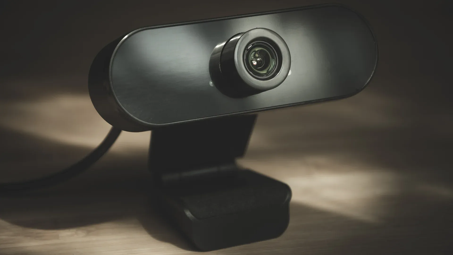 Webcam para PC preta em detalhe