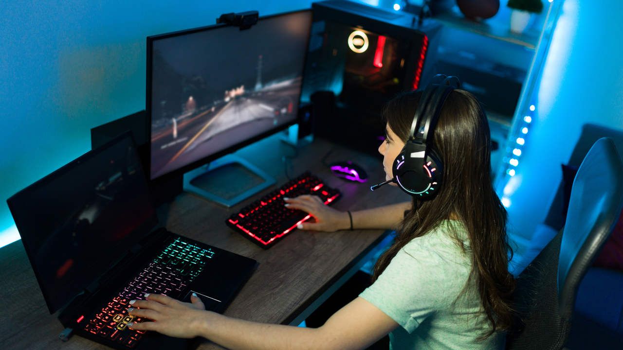 Menina jogando em quarto gamer com LED