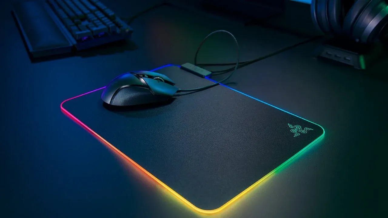 mouse pad RGB com mouse e teclado em um fundo escuro 