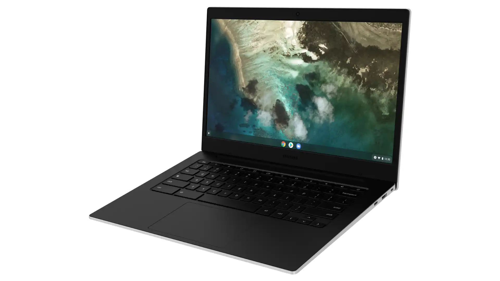 O Samsung Chromebook Go aparece aberto e um pouco virado para a esquerda, com seu interior preto em destaque e a tela mostrando como plano de fundo uma praia de águas azuis e cristalinas.
