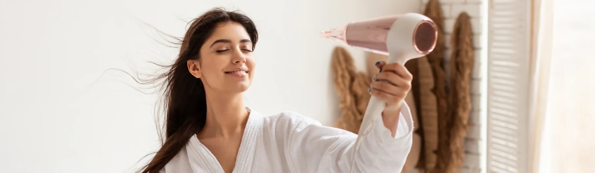 Cabeleireiro seca e modela o cabelo com um secador de cabelo no