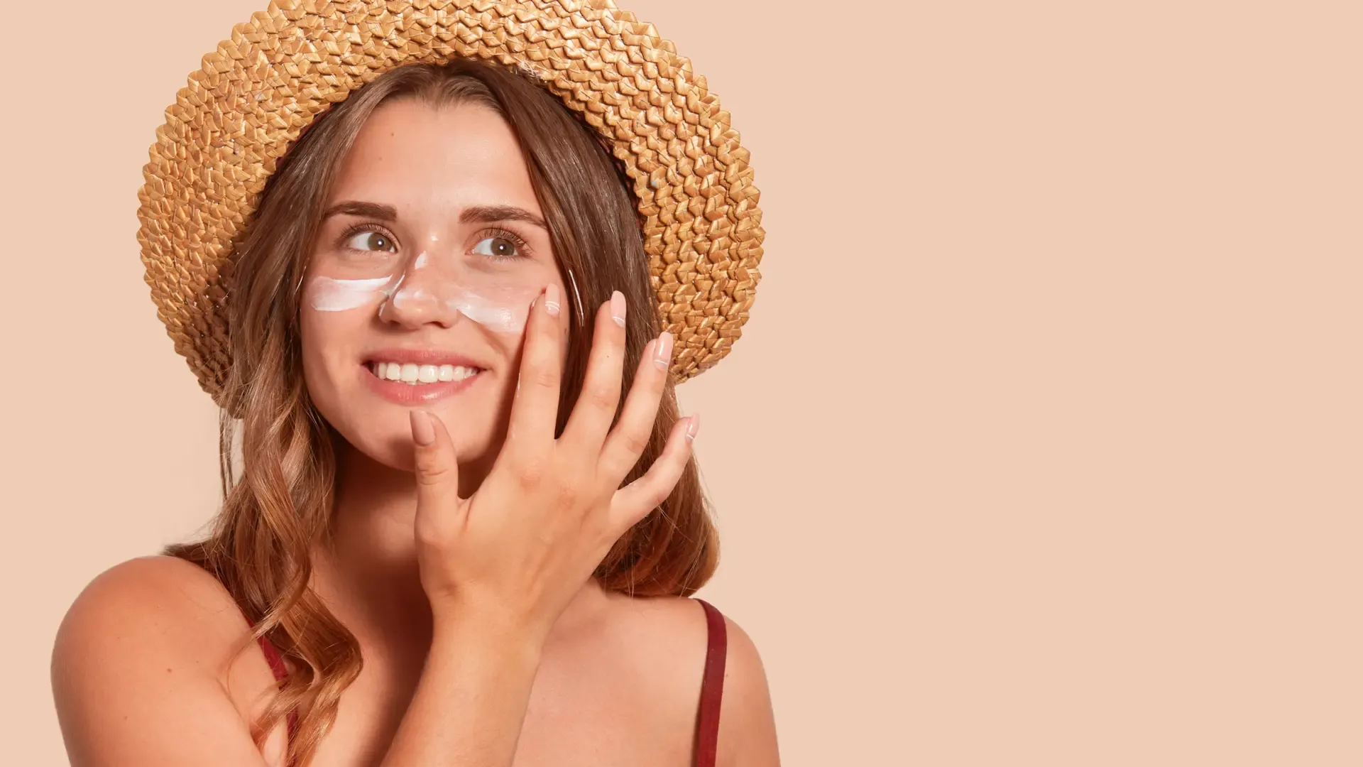 Mulher da geração Z faz maquiagem com protetor solar com cor