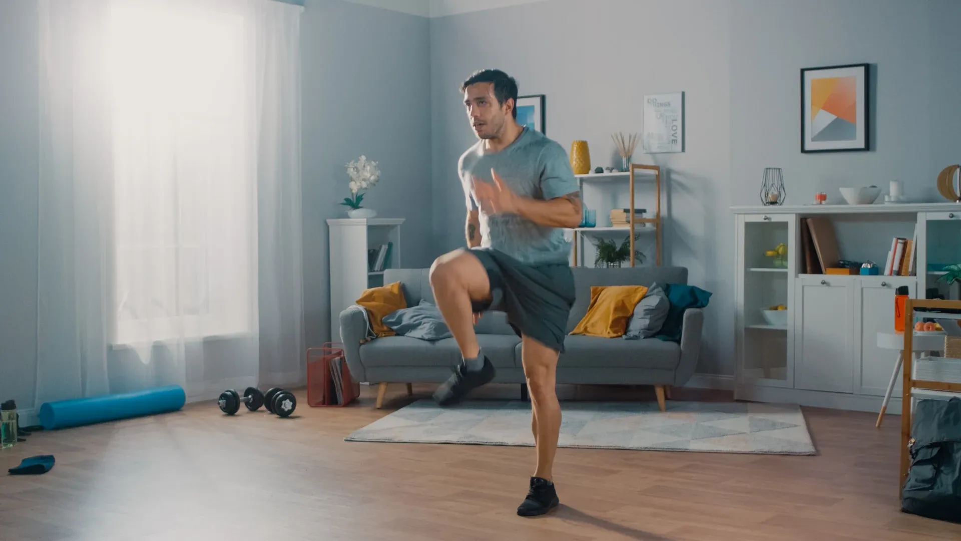 Homem faz exercício cardio correndo parado em casa