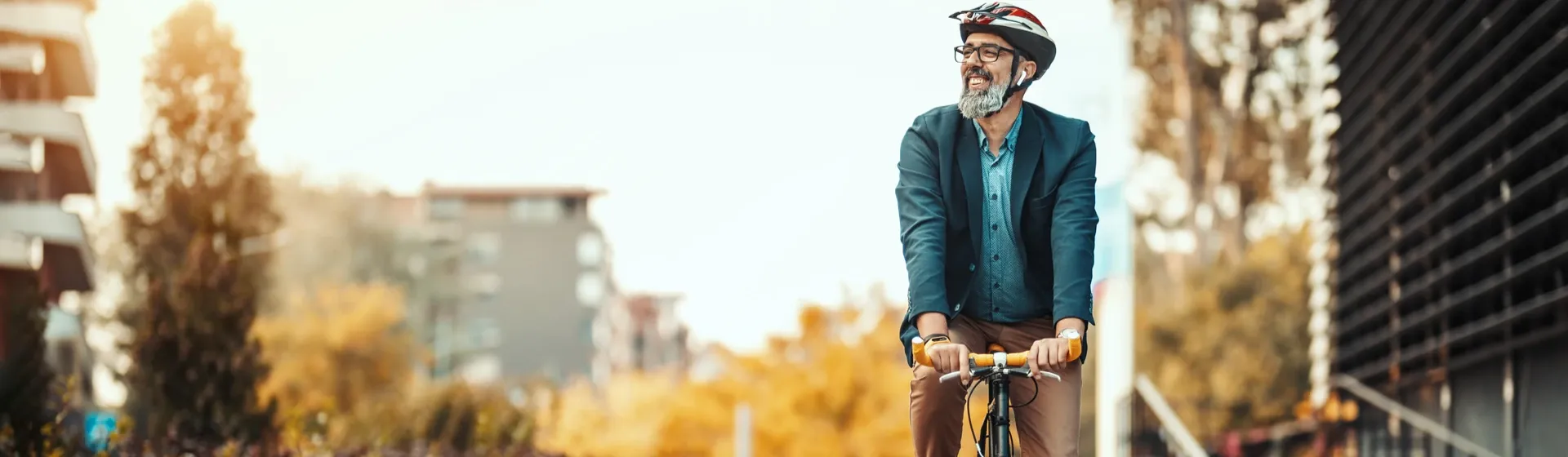 Homem caucasiano de meia idade pedalando em sua bicicleta na cidade