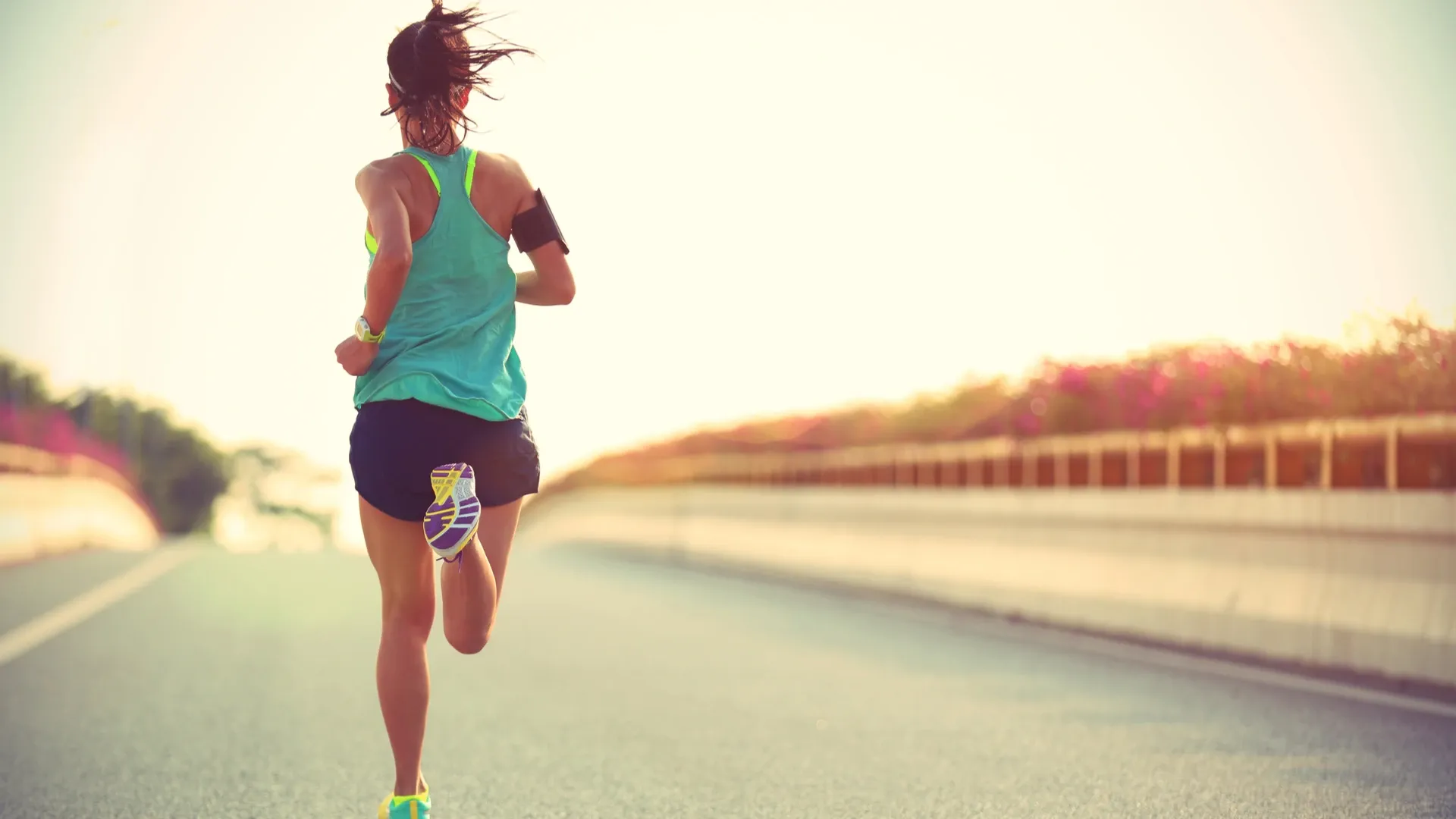 Mulher pratica exercício cardio correndo ao ar livre