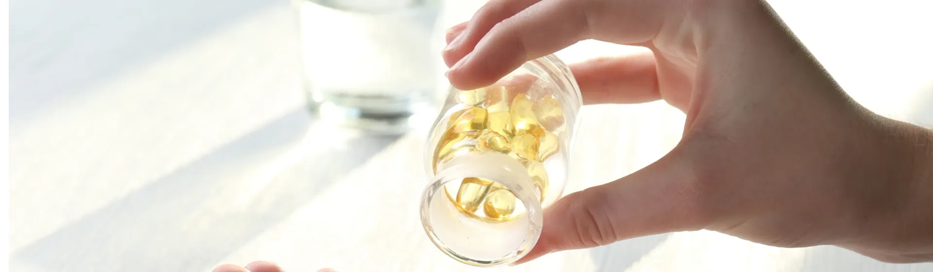Comprimidos de vitamina D 10.000 Ui nas mãos de uma mulher branca